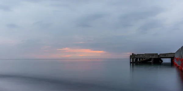 Günbatımında Tuscan Denizi Nde Terk Edilmiş Bir Iskele — Stok fotoğraf