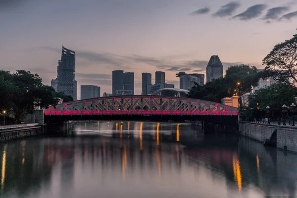 Antiguo Puente Iluminado Sobre Río Singapur Atardecer — Foto de Stock