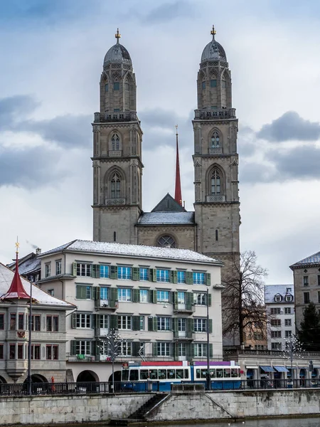 Pohled Katedrálu Grossmunster Curychu Řeky Limmat — Stock fotografie