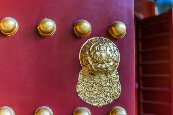 Detalhe Uma Decoração Bronze Entrada Casa Pequim Tradicional Hutong China — Fotografia de Stock