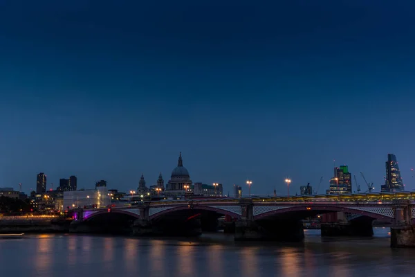 聖パウルス大聖堂とロンドンのブラックフライアーズ橋に落ちる夜 — ストック写真