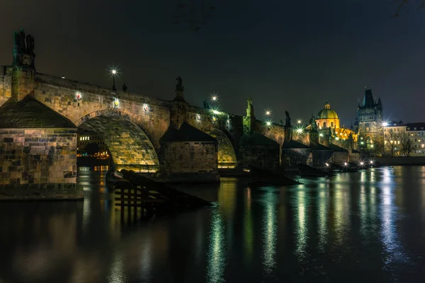 Pohled Karlův Most Vltavu Praze Chladné Zimní Noci — Stock fotografie