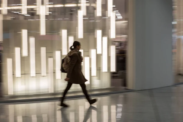 Donna Affari Correre Aeroporto Mattino Con Effetto Motion Blur — Foto Stock