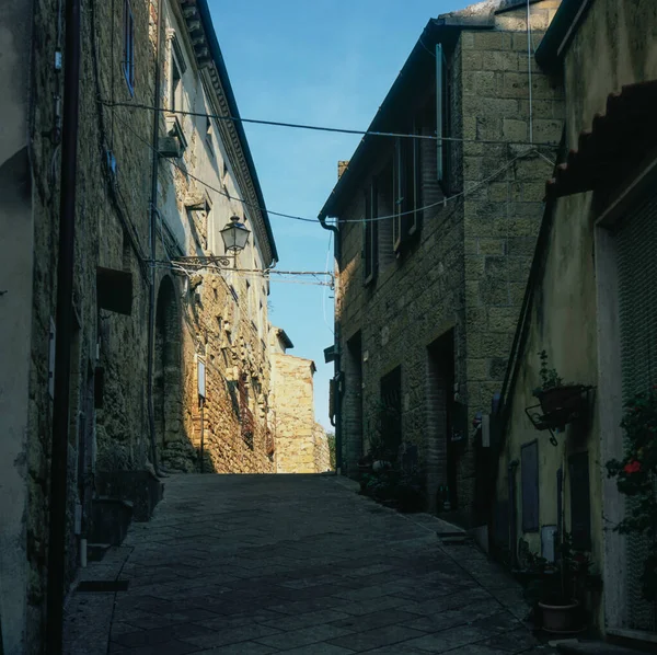 Πολύχρωμο Στενό Δρόμο Στη Μεσαιωνική Πόλη Της Campiglia Marittima Στην — Φωτογραφία Αρχείου