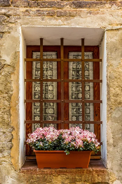 Zdobené Okno Středověké Ulici San Gimignano Toskánsku — Stock fotografie