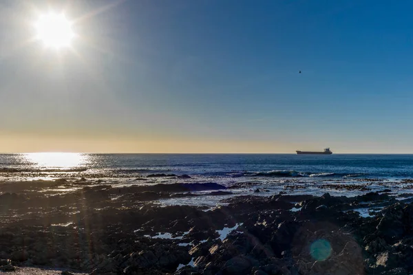 Gün Batımında Cape Town Önünde Bir Kargo Gemisi — Stok fotoğraf