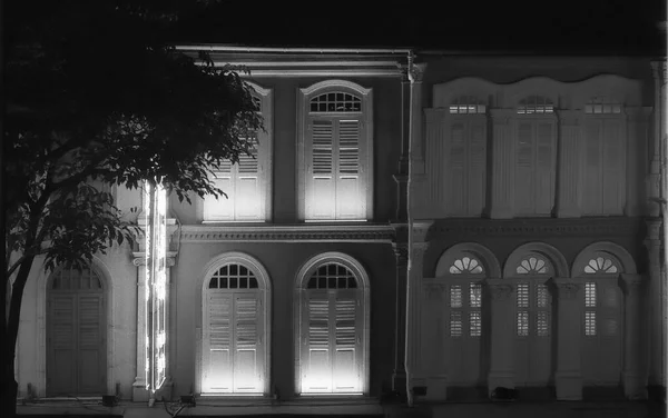 Janelas Varandas Arquitetura Colonial Típica Cingapura China Cidade Filmada Preto — Fotografia de Stock