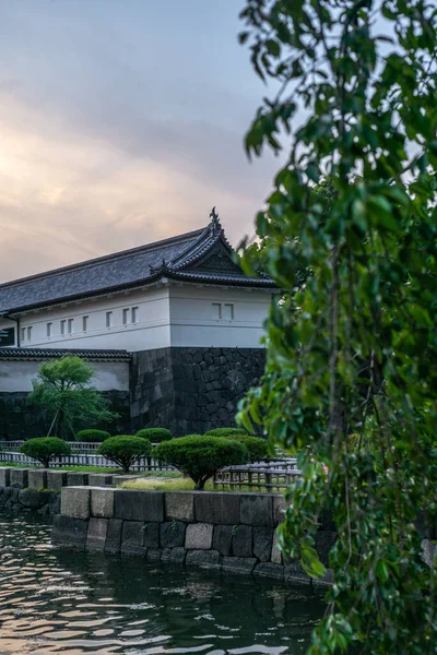 日落时分东京皇家花园的城墙 — 图库照片