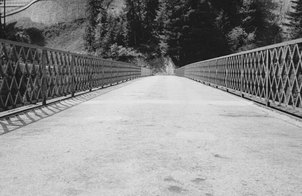 Άδεια Γέφυρα Πάνω Από Απόκρημνη Χαράδρα Στις Ελβετικές Άλπεις — Φωτογραφία Αρχείου