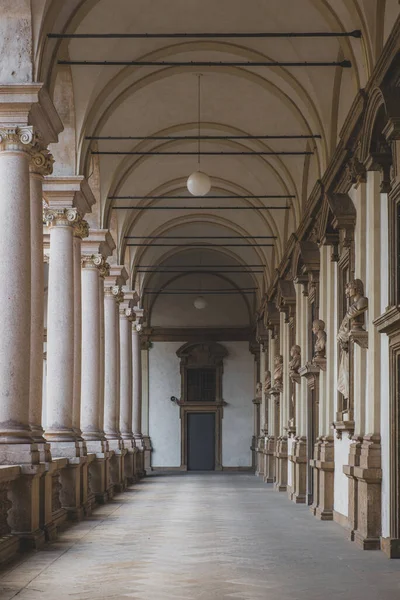 Milan, İtalya - 20 Şubat 2018: Milano Brera Üniversitesi dışındaki sütunlar ve manastırlar
