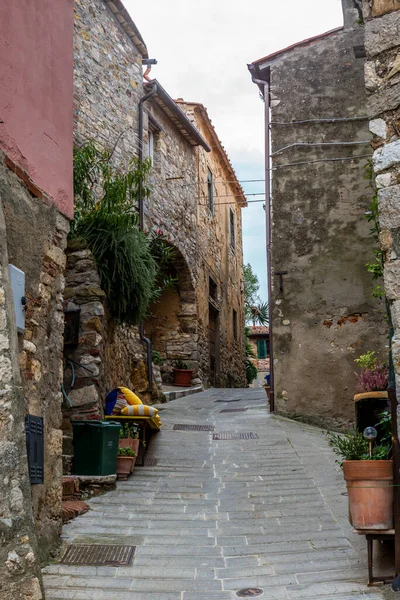 Rue Étroite Colorée Dans Ville Médiévale Campiglia Marittima Toscane — Photo