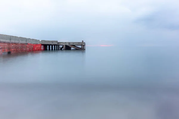 Verlassene Seebrücke Toskanischen Meer Herbst Bei Sonnenuntergang Mit Langzeitbelichtung — Stockfoto