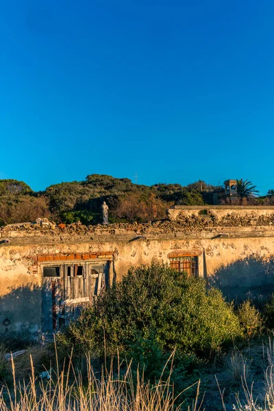 Toskana Sahilinde Terk Edilmiş Bir Kilise — Stok fotoğraf