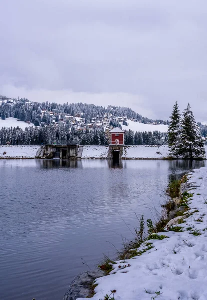 Barragem Nos Alpes Outono Coberta Neve — Fotografia de Stock