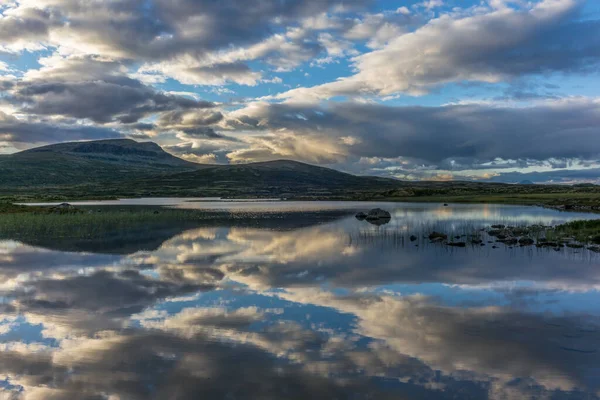 Wolken Reflecteren Het Noorse Meer Bij Zonsondergang Het Rondane National — Stockfoto