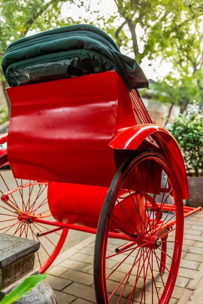 Riquixá Vermelho Brilhante Beco Traseiro Pequim Hutong — Fotografia de Stock