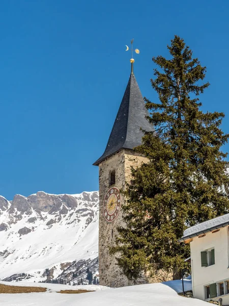 瑞士阿尔卑斯山小村教堂的中世纪钟塔 — 图库照片