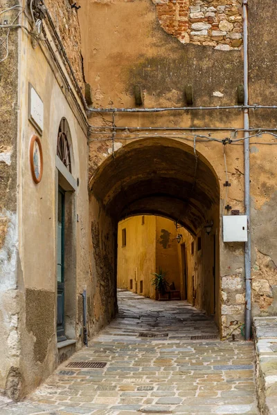 Rue Étroite Colorée Dans Ville Médiévale Campiglia Marittima Toscane — Photo