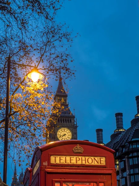 ビッグベンを背景に伝統的な英国の電話ブース — ストック写真