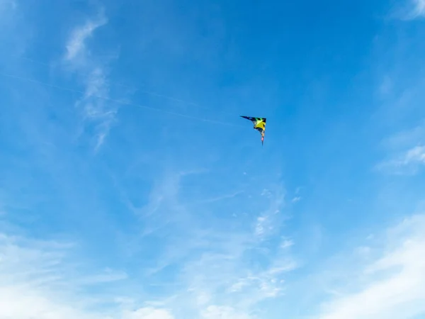 Osamělý Drak Létající Vysoko Obloze Ostrova Ameland Nizozemsku Podzim — Stock fotografie