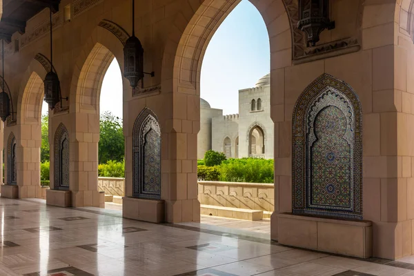 Muscat Büyük Camii 'nin kemerleri ve bahçesi