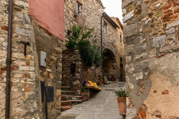 Rua Estreita Colorida Cidade Medieval Campiglia Marittima Toscana — Fotografia de Stock