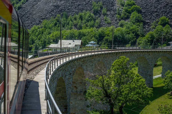 Ponte Viaduto Circular Perto Brusio Nos Alpes Suíços — Fotografia de Stock