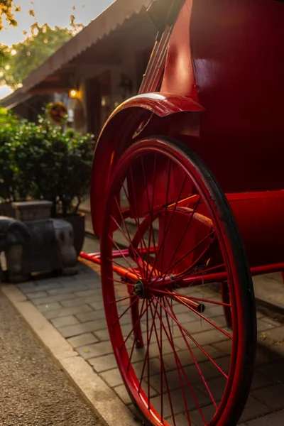 Riquixá Vermelho Brilhante Beco Traseiro Pequim Hutong — Fotografia de Stock