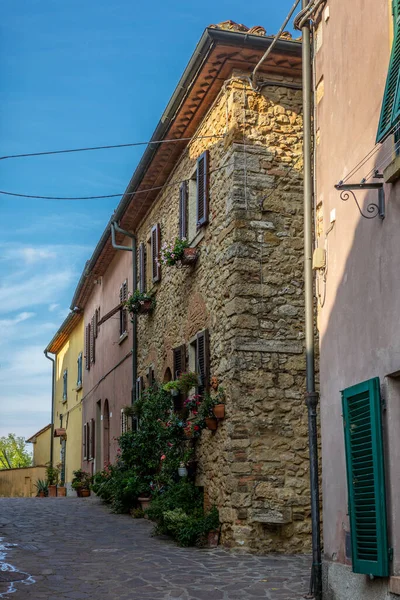 Kleurrijke Smalle Straat Het Middeleeuwse Stadje Guardistallo Toscane — Stockfoto