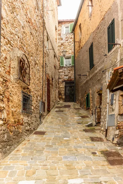 Barevná Úzká Ulice Středověkém Městě Campiglia Marittima Toskánsku — Stock fotografie