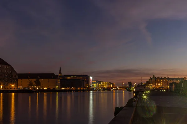 Edifícios Beira Mar Copenhangen Durante Pôr Sol Colorido Refletindo Canal — Fotografia de Stock