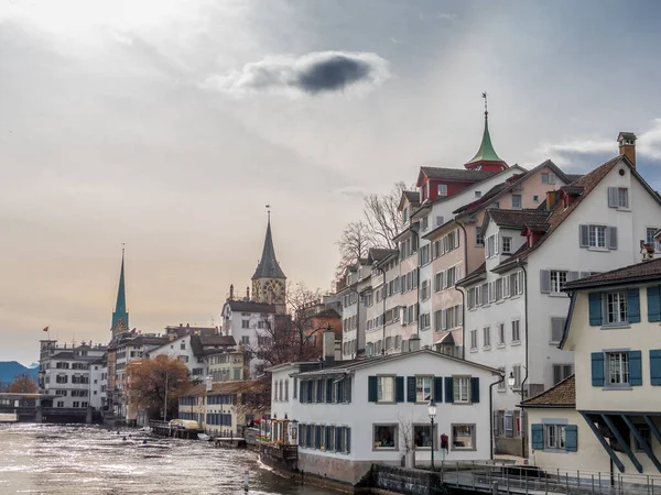 Widok Rzekę Limmat Stare Miasto Zurychu — Zdjęcie stockowe