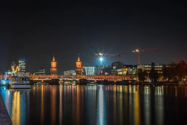 Blick Auf Die Oberbaumbrücke Und Leichte Wege Der Kalten Herbstnacht — Stockfoto