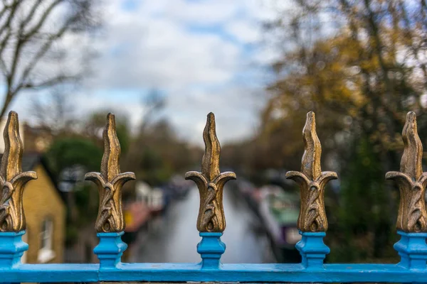 Valla Hierro Forjado Forma Lirio Puente Sobre Canal Regente Little — Foto de Stock