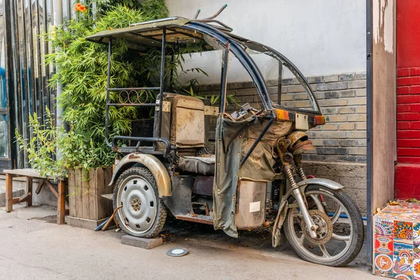 Enferrujado Velho Riquixá Motorizado Beco Traseiro Pequim Hutong — Fotografia de Stock