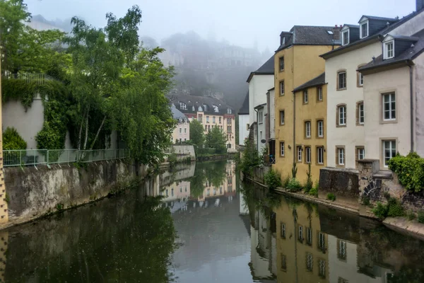 Kolorowe Budynki Odzwierciedlające Rzekę Alzette Luksemburgu — Zdjęcie stockowe