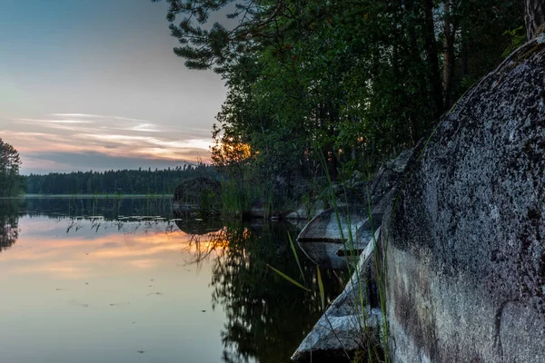 Zachód Słońca Nad Brzegiem Spokojnego Jeziora Saimaa Parku Narodowym Kolovesi — Zdjęcie stockowe