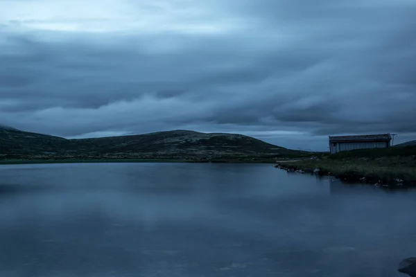 Nuages Réfléchissant Sur Lac Norvégien Coucher Soleil Dans Parc National — Photo