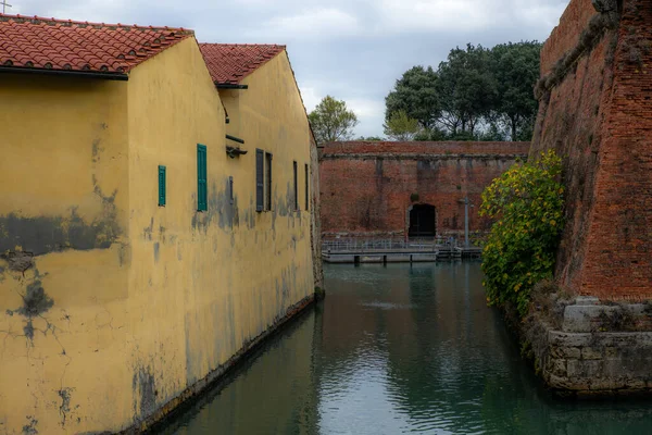 Κανάλι Και Παλιά Τείχη Της Συνοικίας Venezia Στο Λιβόρνο — Φωτογραφία Αρχείου