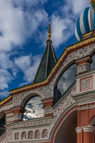 Üzerinde Bulut Yansımaları Moskova Daki Kırmızı Meydanda Basil Katedrali — Stok fotoğraf