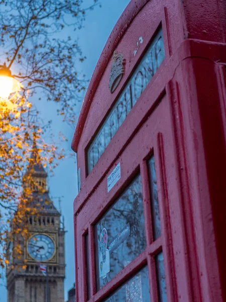 ビッグベンを背景に伝統的な英国の電話ブース — ストック写真