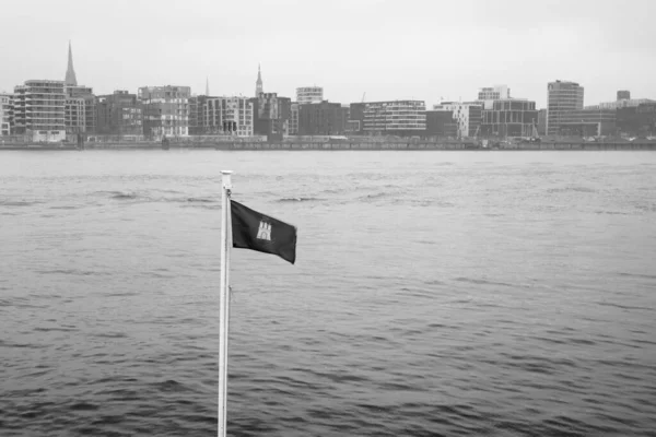 Kilátás Folyó Partján Elba Folyó Hamburgban Köd Reggel Zászló Város — Stock Fotó
