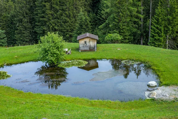 Ξύλινη Καμπίνα Κοντά Μικρή Λίμνη Στο Tschappina Στο Ελβετικό Καντόνι — Φωτογραφία Αρχείου