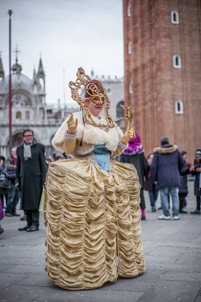 Venise Italie Février 2018 Femme Avec Costume Vénitien Coloré Masque — Photo