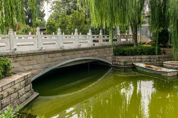 中国传统的北京胡同小河上的大理石桥 — 图库照片