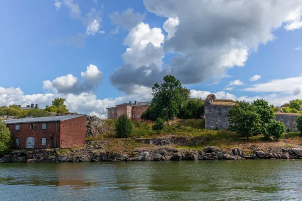 Savunma Duvarları Eski Evler Suomenlinna Nın Kaldırımlı Sokakları — Stok fotoğraf