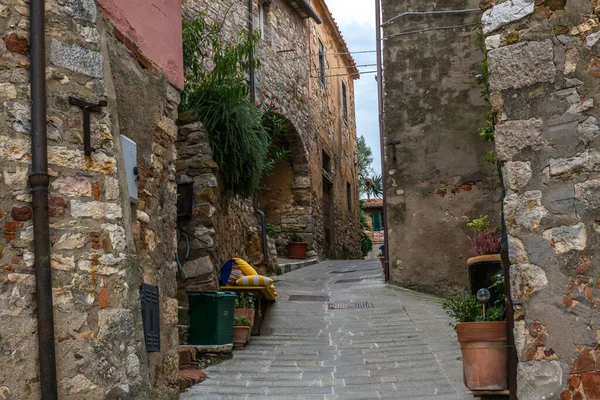 Colorida Calle Estrecha Ciudad Medieval Campiglia Marittima Toscana —  Fotos de Stock