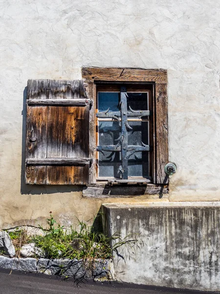 Staré Okno Švýcarsku — Stock fotografie