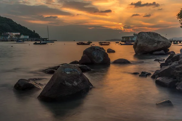 日落在香港附近南丫岛的港口 — 图库照片