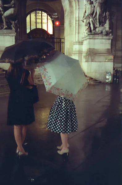 フランス 6月5 2018 夏の雨の中 オペラ座の前で夜に2人の若い観光客 — ストック写真